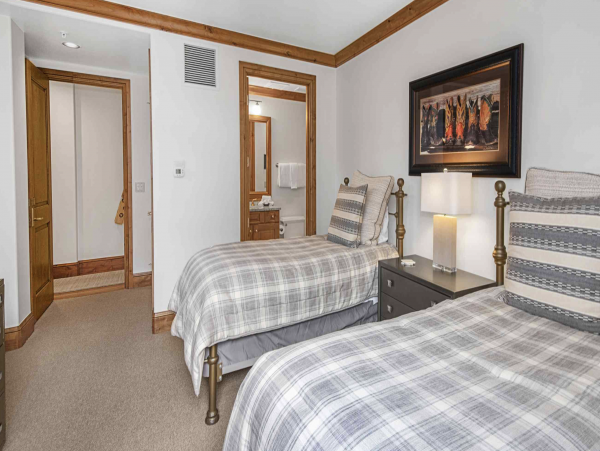 Vail 5 Bedroom Luxury Ski Vacation Condo - Sleeps 10 Guests